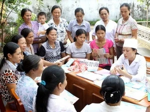 医务人员向农村妇女咨询人口知识